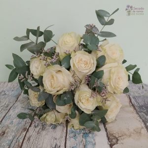 Ramo de Novia de Rosas Blancas y Eucalipto