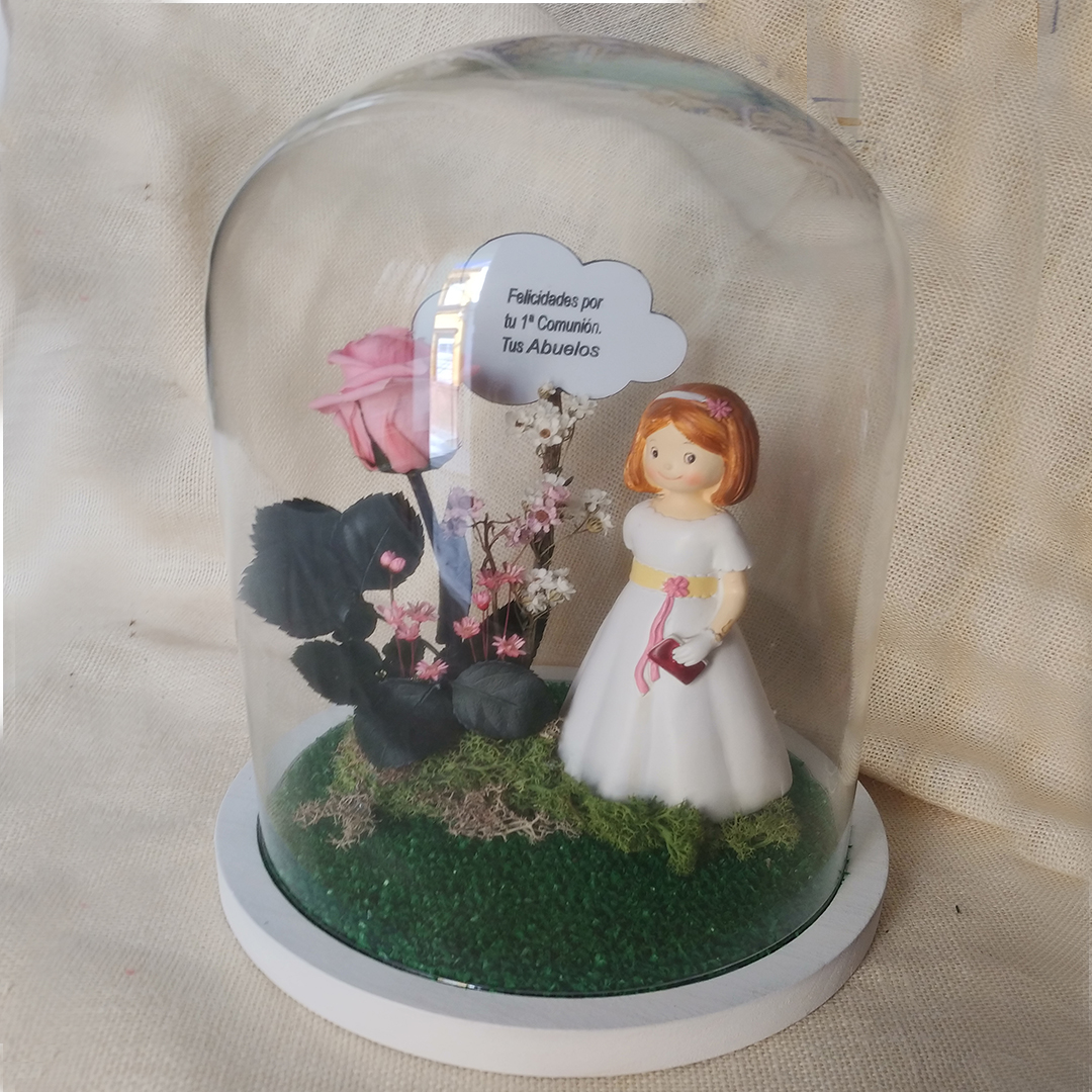 Cúpula de cristal con figura de niña de comunión y Rosa eterna preservada