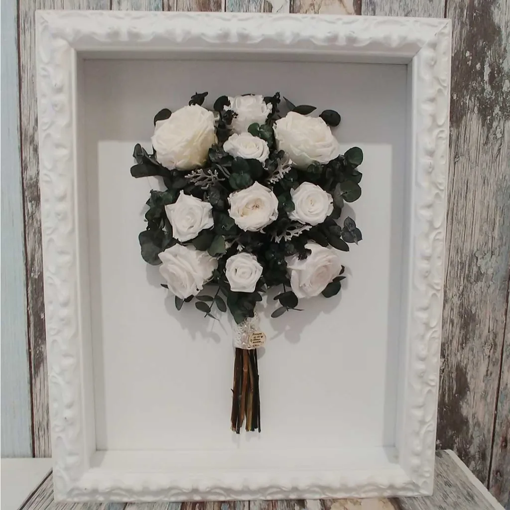 Ramo de novia preservado enmarcado