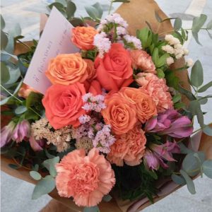 Ramo de Rosas Naranjas y Claveles color Coral