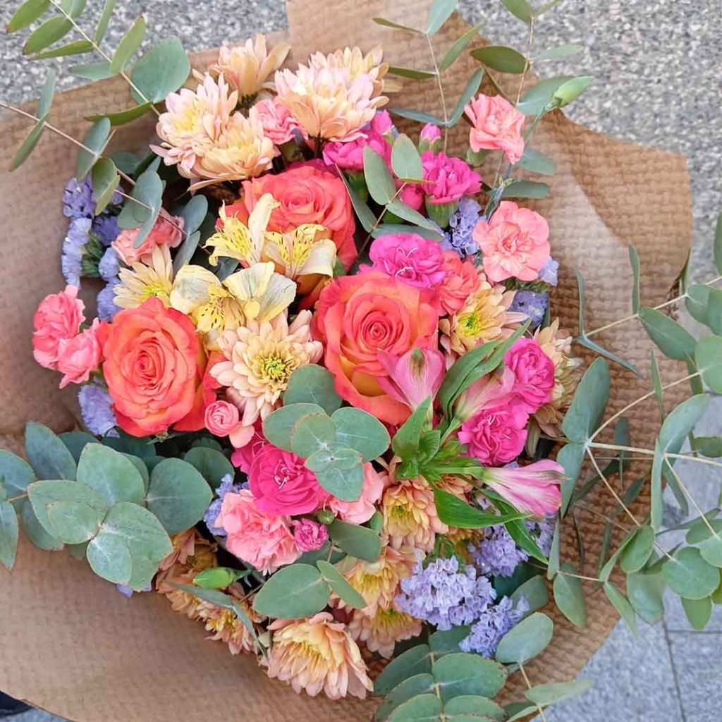 Ramo de Rosas Naranjas y Rosas Spray Fucsias