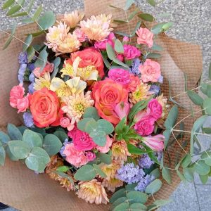 Ramo de Rosas Naranjas y Rosas Spray Fucsias