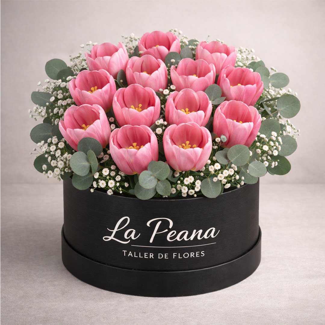 Caja negra redonda con tulipanes naturales, eucalipto y paniculata de La Peana Taller de Flores para San Valentín