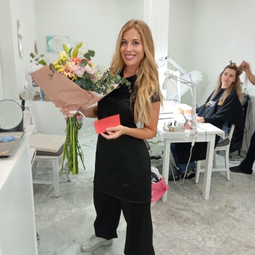 Entrega de un ramo de tulipanes naturales como regalo especial