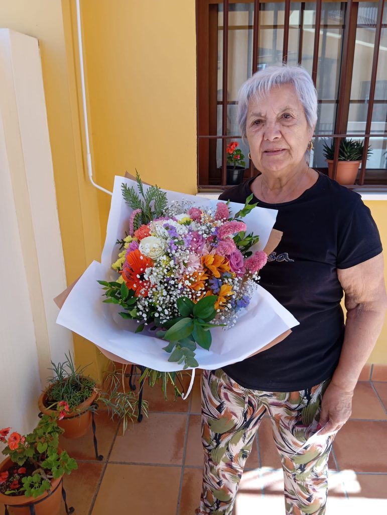 Acabado artesanal de un ramo en La Peana Taller de Flores.