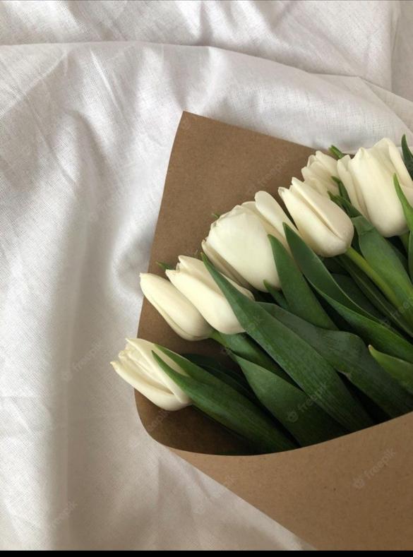 Acabado artesanal de un ramo de tulipanes en La Peana Taller de Flores.