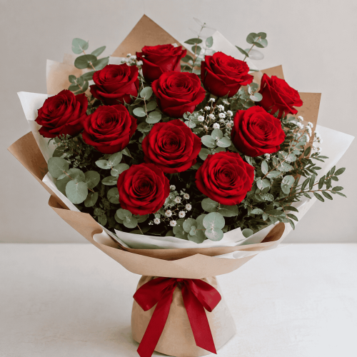 Ramo de 12 rosas rojas naturales elaborado artesanalmente por La Peana Taller de Flores