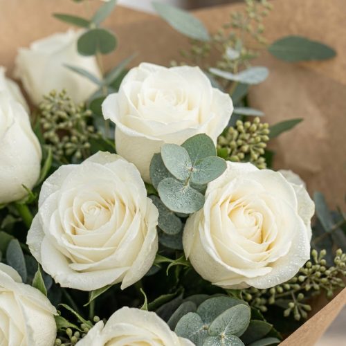 Detalle de rosas blancas naturales frescas