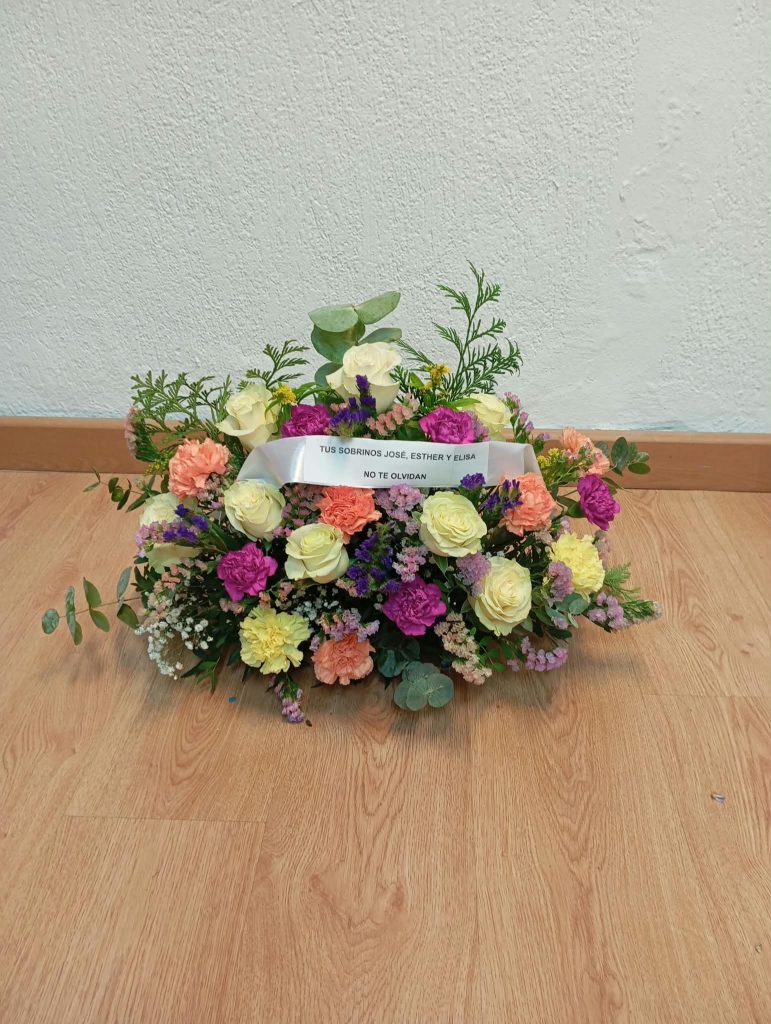 Centro Funerario de Flores Naturales elaborado por La Peana Taller de Flores