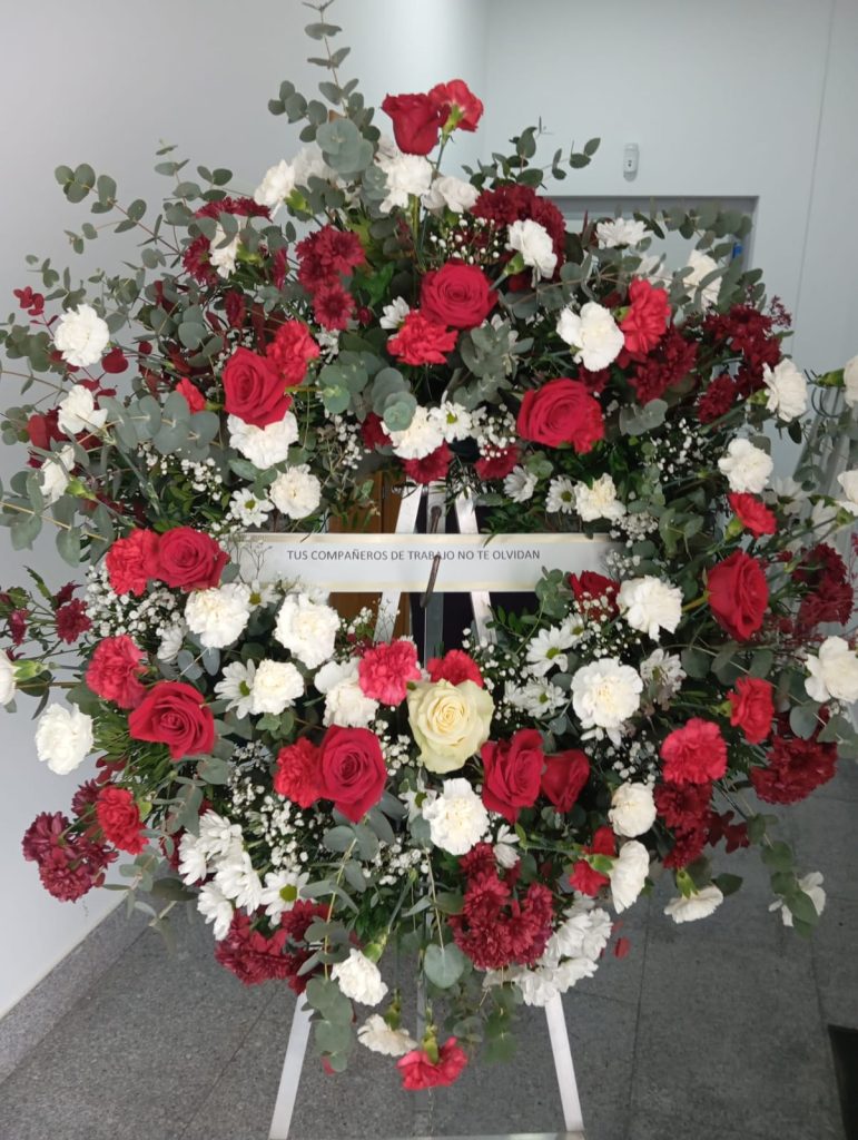 Corona Funeraria con Flores Naturales elaborada por La Peana Taller de Flores
