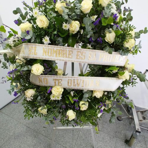 Corona Funeraria de Rosas Blancas elaborado por La Peana Taller de Flores