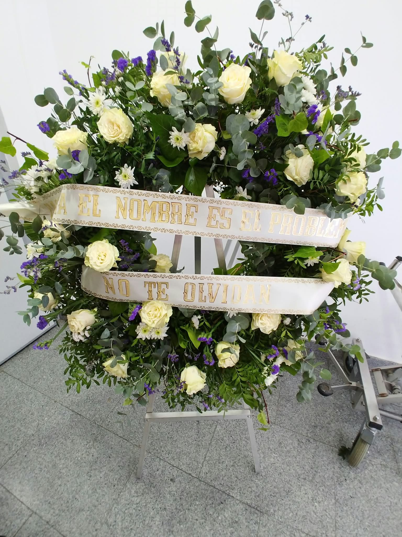 Corona Funeraria de Rosas Blancas elaborado por La Peana Taller de Flores